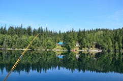 Pesca com mosca em um lago bonito imagem de stock Pesca com mosca em um lago bonito imagem de stock