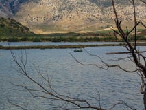 Pesca de dos pescadores en el lago Butrint fotografía de archivo libre de regalías Pesca de dos pescadores en el lago Butrint fotografía de archivo libre de regalías