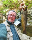 Pesca de la trucha de la vida en el campo Pesca de la trucha de la vida en el campo