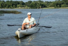 Pesca del hombre en kajak imágenes de archivo libres de regalías Pesca del hombre en kajak imágenes de archivo libres de regalías