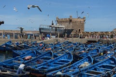 Pesca delle barche blu Porto di Essaouira nel Marocco immagine stock Pesca delle barche blu Porto di Essaouira nel Marocco immagine stock