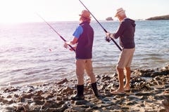 Pesca do homem superior com seu neto imagens de stock Pesca do homem superior com seu neto imagens de stock