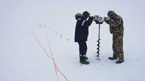 Pesca sul ghiaccio degli sport invernali immagine stock Pesca sul ghiaccio degli sport invernali immagine stock