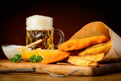 Pescado frito con patatas fritas con la cerveza foto de archivo libre de regalías Pescado frito con patatas fritas con la cerveza foto de archivo libre de regalías