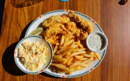 Pescado frito con patatas fritas, Long Island, Bahamas fotos de archivo Pescado frito con patatas fritas, Long Island, Bahamas fotos de archivo