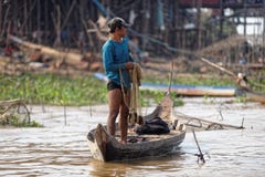 Pescador ao longo das costas, seiva de Tonle, Camboja fotografia de stock Pescador ao longo das costas, seiva de Tonle, Camboja fotografia de stock