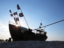 Pescador Boat em Sandy Beach Seaside em Sun imagem de stock Pescador Boat em Sandy Beach Seaside em Sun imagem de stock