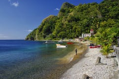 Pescadores que trabajan en la playa en el pueblo de Soufriere el 6 de enero de 2017 dominica Imágenes de archivo libres de regalías Pescadores que trabajan en la playa en el pueblo de Soufriere el 6 de enero de 2017 dominica Imágenes de archivo libres de regalías