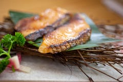 Pescados de bacalao asados teppanyaki del estilo japonés Fotografía de archivo libre de regalías Pescados de bacalao asados teppanyaki del estilo japonés Fotografía de archivo libre de regalías