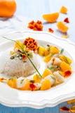 Pescados en salsa de la fruta cítrica con arroz foto de archivo Pescados en salsa de la fruta cítrica con arroz foto de archivo