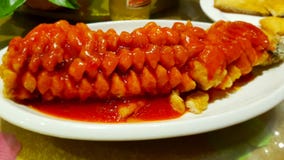 Pescados fritos en salsa de tomate, un plato típico de la cocina china fotos de archivo libres de regalías Pescados fritos en salsa de tomate, un plato típico de la cocina china fotos de archivo libres de regalías