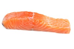 Pescados rojos Aislante de color salmón crudo del prendedero en el fondo blanco imágenes de archivo libres de regalías Pescados rojos Aislante de color salmón crudo del prendedero en el fondo blanco imágenes de archivo libres de regalías