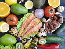 Pescados rojos, pepino nuts de la cena de la selección del aguacate en la comida de madera, sana negra fotos de archivo libres de regalías Pescados rojos, pepino nuts de la cena de la selección del aguacate en la comida de madera, sana negra fotos de archivo libres de regalías
