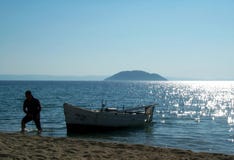 Pescatore e la sua barca fotografia stock libera da diritti Pescatore e la sua barca fotografia stock libera da diritti