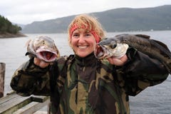 Pescatore sopra con la sua cattura a disposizione. La Norvegia immagini stock libere da diritti Pescatore sopra con la sua cattura a disposizione. La Norvegia immagini stock libere da diritti
