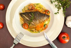 Pesce arrostito di dorado con le patate, il limone ed il pomodoro fritti Fotografie Stock Libere da Diritti Pesce arrostito di dorado con le patate, il limone ed il pomodoro fritti Fotografie Stock Libere da Diritti