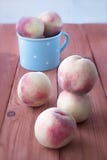 Pesche fresche su una tavola di legno Immagine Stock Pesche fresche su una tavola di legno Immagine Stock