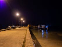Pescherecci che stanno alla notte al pilastro immagini stock Pescherecci che stanno alla notte al pilastro immagini stock