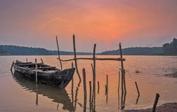 Peschereccio che riposa su un lago al tempo di tramonto fotografie stock Peschereccio che riposa su un lago al tempo di tramonto fotografie stock