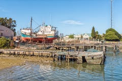 Peschereccio su uno scalo di alaggio al porto a Laaiplek fotografie stock libere da diritti Peschereccio su uno scalo di alaggio al porto a Laaiplek fotografie stock libere da diritti