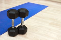 Pesos em um tapete azul no gym imagem de stock Pesos em um tapete azul no gym imagem de stock