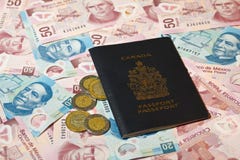 Pesos mexicains et passeport canadien photo libre de droits Pesos mexicains et passeport canadien photo libre de droits