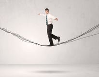 Pessoa das vendas que equilibra em cordas tiradas foto de stock Pessoa das vendas que equilibra em cordas tiradas foto de stock