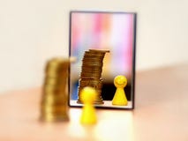 Pessoa rica e bem sucedida que olha no espelho imagens de stock Pessoa rica e bem sucedida que olha no espelho imagens de stock