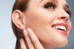 Pestanas pretas longas Cara da mulher com pele macia, composição da beleza imagens de stock royalty free Pestanas pretas longas Cara da mulher com pele macia, composição da beleza imagens de stock royalty free