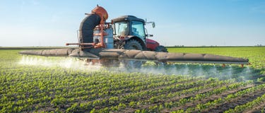 pesticides-de-pulvrisation-de-tracteur-50703915.jpg