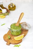 Pesto hecho en casa de la albahaca y del arugula en un tarro de cristal imágenes de archivo libres de regalías Pesto hecho en casa de la albahaca y del arugula en un tarro de cristal imágenes de archivo libres de regalías