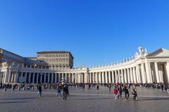 peter rome s för springbrunn för stad för bakgrundsbasilicabernini fyrkantig st vatican Januari 21, 2017 Lång rad av turister i S royaltyfri bild peter rome s för springbrunn för stad för bakgrundsbasilicabernini fyrkantig st vatican Januari 21, 2017 Lång rad av turister i S royaltyfri bild