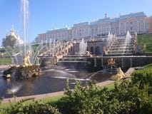 PETERHOF, RUSLAND, Grote cascade in Pertergof, St. Petersburg de grootste fonteinensembles Brede hoeklens en lange expositie stock foto PETERHOF, RUSLAND, Grote cascade in Pertergof, St. Petersburg de grootste fonteinensembles Brede hoeklens en lange expositie stock foto