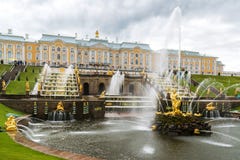 Peterhof, Ρωσία - 3 Ιουνίου 2017 Άποψη της μεγάλης πηγής καταρρακτών σε Peterhof στοκ φωτογραφία Peterhof, Ρωσία - 3 Ιουνίου 2017 Άποψη της μεγάλης πηγής καταρρακτών σε Peterhof στοκ φωτογραφία