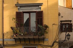 Petit beau balcon avec un grand nombre de différents cactus dans des pots Palerme sicily photo libre de droits Petit beau balcon avec un grand nombre de différents cactus dans des pots Palerme sicily photo libre de droits