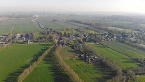 Petit beau village de vue aérienne en Hollande Vol au-dessus des toits des maisons et des rues d'un petit village dedans banque de vidéos Petit beau village de vue aérienne en Hollande Vol au-dessus des toits des maisons et des rues d'un petit village dedans banque de vidéos