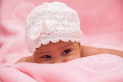 Petit bébé adorable d'afro-américain photographie stock libre de droits Petit bébé adorable d'afro-américain photographie stock libre de droits