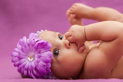 Petit bébé adorable d'afro-américain regardant - peopl noir images stock Petit bébé adorable d'afro-américain regardant - peopl noir images stock