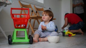 Petit bébé mignon s'asseyant sur le bois dur et le sourire image libre de droits Petit bébé mignon s'asseyant sur le bois dur et le sourire image libre de droits