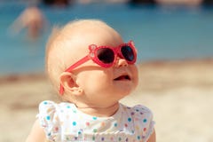 Petit bébé sur la plage tropicale de sable images stock Petit bébé sur la plage tropicale de sable images stock