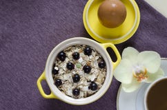 Petit d?jeuner dans le lit vue supérieure sur un plateau de la farine d'avoine dans un pot jaune, muesli avec les myrtilles fraîc image libre de droits Petit d?jeuner dans le lit vue supérieure sur un plateau de la farine d'avoine dans un pot jaune, muesli avec les myrtilles fraîc image libre de droits