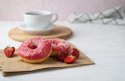 Petit déjeuner avec les butées toriques delicous avec se givrer de fraise et café noir photos stock Petit déjeuner avec les butées toriques delicous avec se givrer de fraise et café noir photos stock