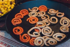 Petit déjeuner bavarois de saucisse de veau avec les saucisses, le bretzel mou et la moutarde douce sur le conseil en bois d'Alle photo stock Petit déjeuner bavarois de saucisse de veau avec les saucisses, le bretzel mou et la moutarde douce sur le conseil en bois d'Alle photo stock