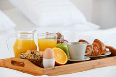 Petit déjeuner dans le lit dans la chambre d'hôtel Photographie stock libre de droits Petit déjeuner dans le lit dans la chambre d'hôtel Photographie stock libre de droits