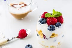 Petit déjeuner sain complètement des vitamines et du probiotics Photos stock Petit déjeuner sain complètement des vitamines et du probiotics Photos stock