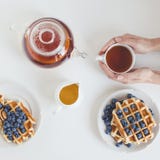 Petit déjeuner savoureux des gaufres et du thé Photos stock Petit déjeuner savoureux des gaufres et du thé Photos stock