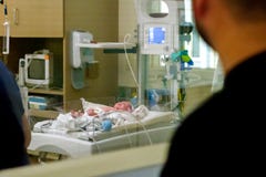 Petit-fils dans NICU photo libre de droits Petit-fils dans NICU photo libre de droits
