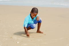 Petit garçon ayant l'amusement à la plage image stock Petit garçon ayant l'amusement à la plage image stock