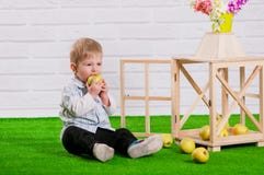 Petit garçon mangeant une pomme verte photo stock Petit garçon mangeant une pomme verte photo stock