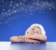 Petit garçon recherchant au ciel de nuit étoilée Photos stock Petit garçon recherchant au ciel de nuit étoilée Photos stock